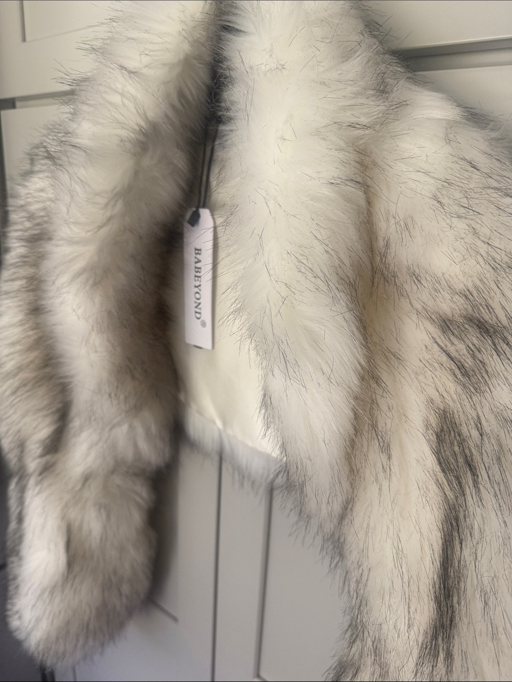Faux Fur White Shrug Vest by BABEYOND - Picture 5 of 12
